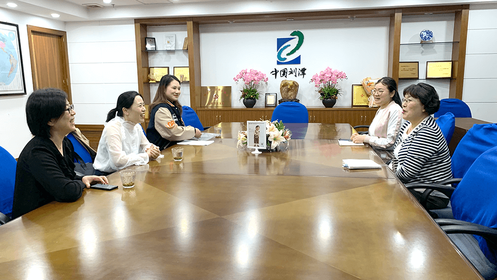 劉潭服裝熱烈歡迎街道組織委員來(lái)訪(fǎng)