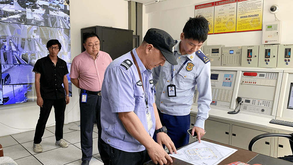 區(qū)消防救援大隊(duì)對(duì)劉潭服裝開展消防安全檢查