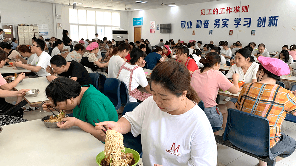 劉潭服裝來碗生日面共抒愛黨情