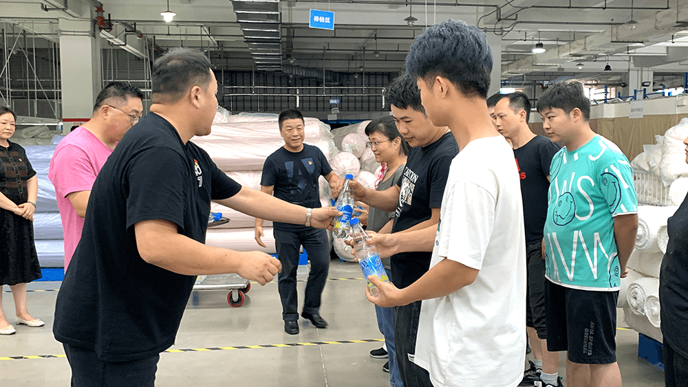 劉潭服裝工會(huì)開展夏送清涼活動(dòng)