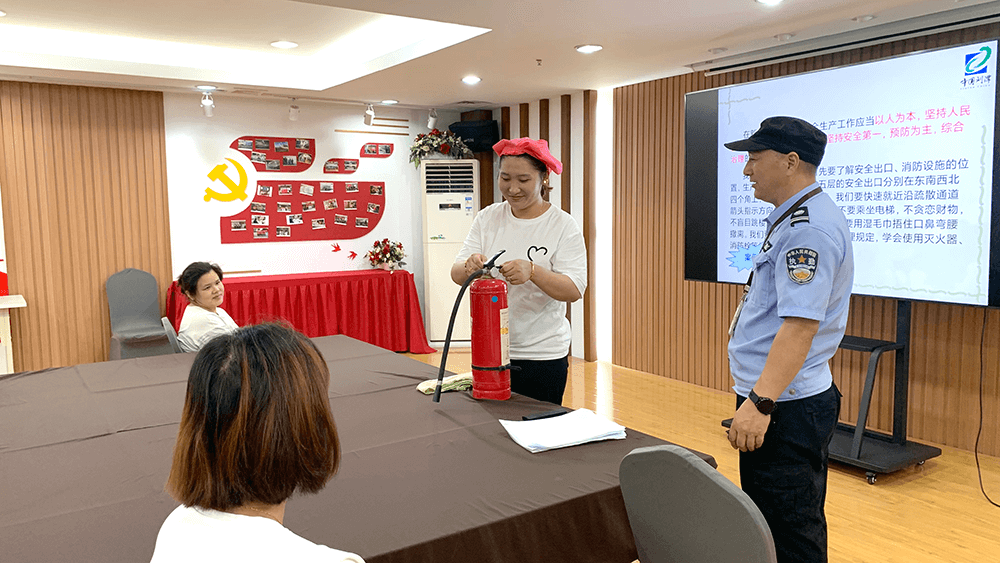 劉潭服裝開(kāi)展崗前安全培訓(xùn)