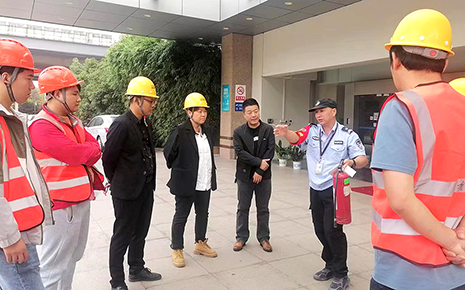 劉潭服裝對外來施工人員進行安全操作培訓(xùn)