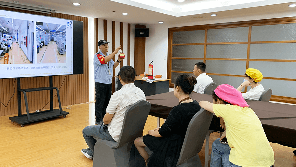 劉潭服裝新員工安全生產(chǎn)教育培訓(xùn)