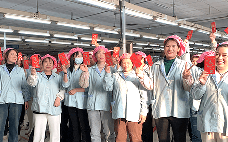 劉潭服裝：派發(fā)開門紅包，新的一年“龍”重開始