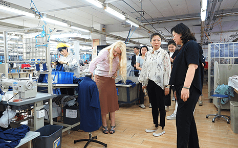 熱烈歡迎市電子商務協(xié)會到劉潭服裝開展走訪調(diào)研