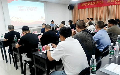 劉潭服裝參加全區(qū)工貿(mào)企業(yè)安全生產(chǎn)教育培訓(xùn)