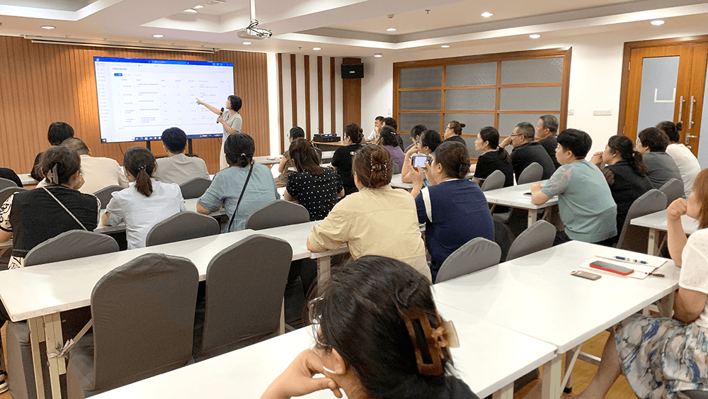 劉潭服裝開展績效管理培訓會議