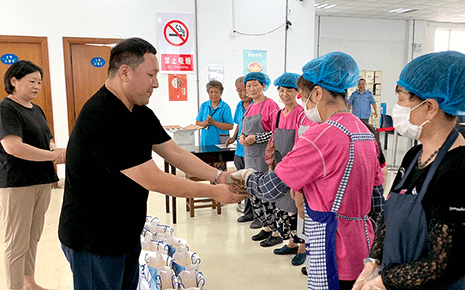 “食堂有愛，夏送清涼”劉潭服裝開展食堂高溫慰問活動