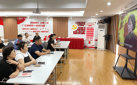 劉潭服裝：學(xué)習(xí)榜樣精神，汲取榜樣力量