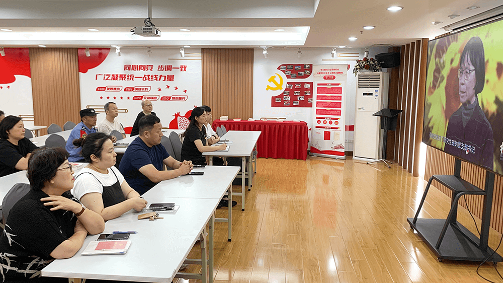 劉潭服裝：學習榜樣精神，汲取榜樣力量