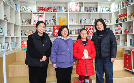 劉潭服裝：溫情慰問(wèn)送春風(fēng)，困境兒童笑顏開(kāi)