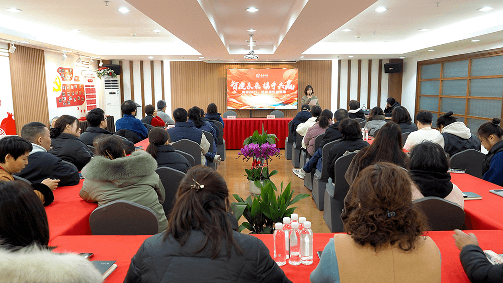 智造未來，攜手共贏！劉潭服裝舉行2025年績(jī)效簽約儀式