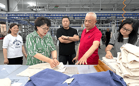 劉潭服裝領(lǐng)導層視察車間現(xiàn)場：聚焦成果與展望未來