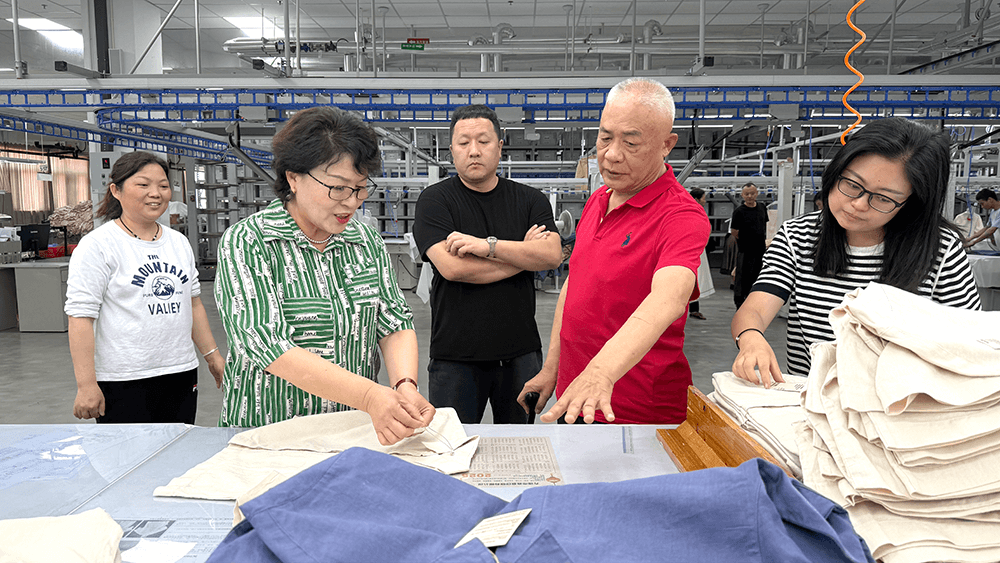 劉潭服裝領(lǐng)導(dǎo)層視察車間現(xiàn)場(chǎng)：聚焦成果與展望未來(lái)