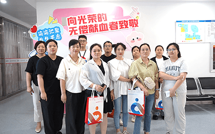 熱血濃情 奉獻(xiàn)擔(dān)當(dāng)——?jiǎng)⑻斗b員工積極參與無償獻(xiàn)血活動(dòng)