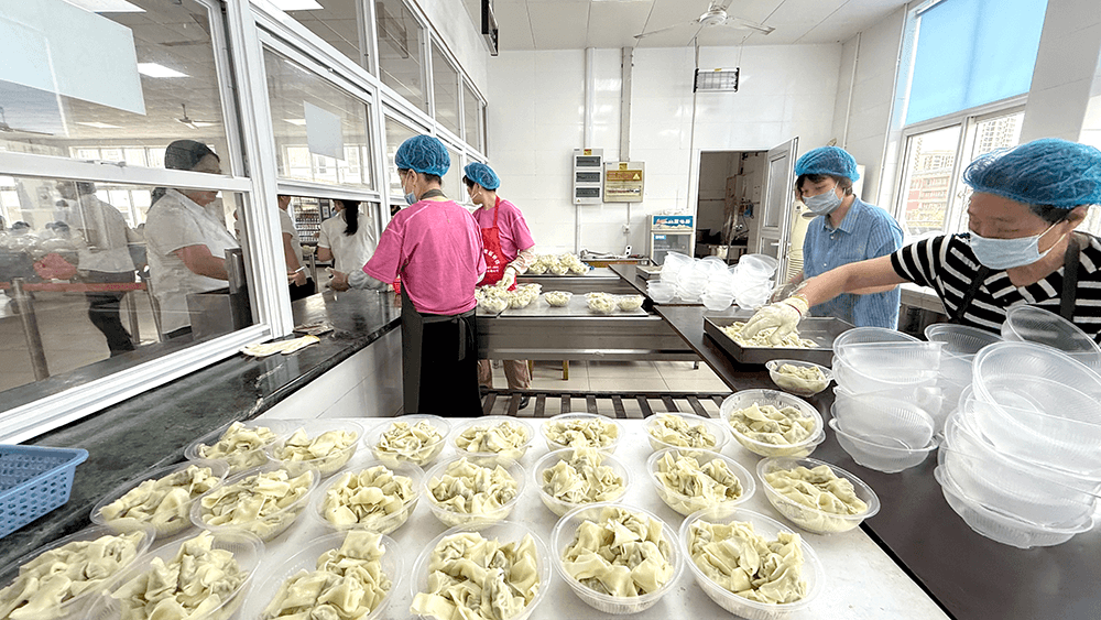 夏至餛飩飄香，劉潭服裝溫情暖人心