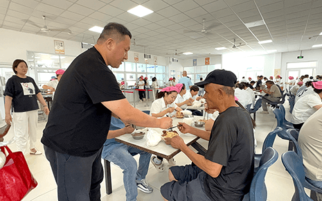 劉潭服裝以“長(zhǎng)壽面”共慶建黨104周年
