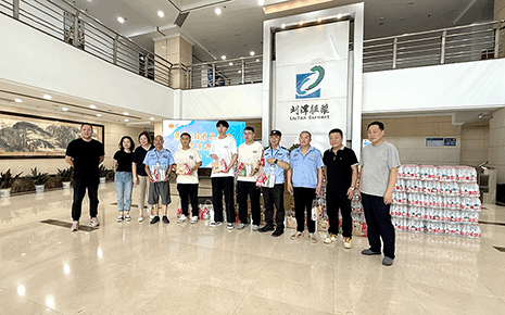 清涼沁基層 關(guān)懷潤(rùn)心田——黃巷街道總工會(huì)到劉潭服裝開展夏送清涼活動(dòng)