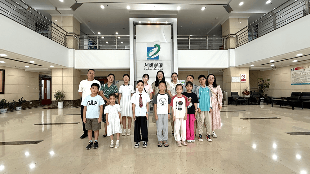 社區(qū)親子探秘&ldquo;衣&rdquo;世界！家庭參觀團(tuán)走進(jìn)劉潭服裝