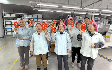開(kāi)工大吉！劉潭服裝為員工發(fā)放開(kāi)門(mén)紅包
