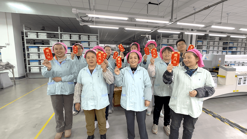 開工大吉！劉潭服裝為員工發(fā)放開門紅包