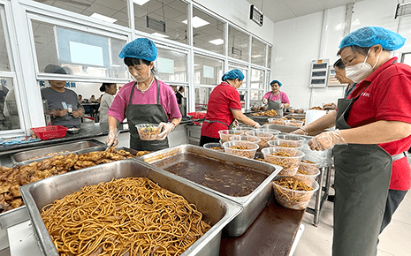 溫情慶華誕 同心啟新程｜劉潭服裝組織員工吃面慶七一