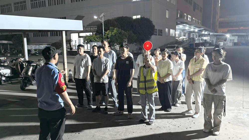 劉潭服裝開展宿舍夜間逃生疏散演練：提升員工應(yīng)急自救能力