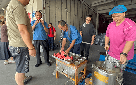 盛夏送清甜 涼意在心間——?jiǎng)⑻斗b食堂為一線員工送清涼