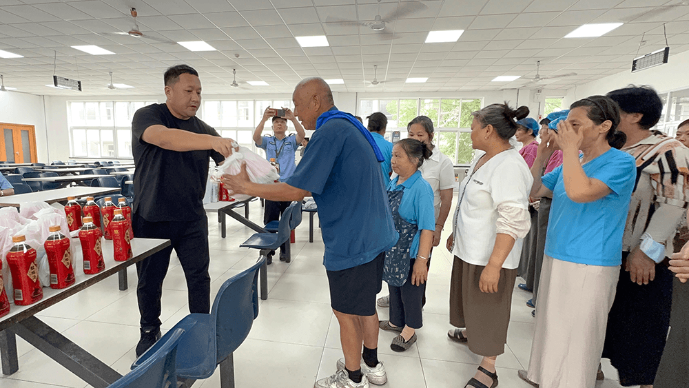 關(guān)愛不止一線&mdash;&mdash;劉潭服裝暖心慰問后勤人員