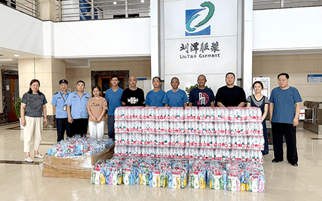 夏日送清涼 暖心護(hù)一線——街道總工會(huì)關(guān)懷慰問劉潭服裝職工